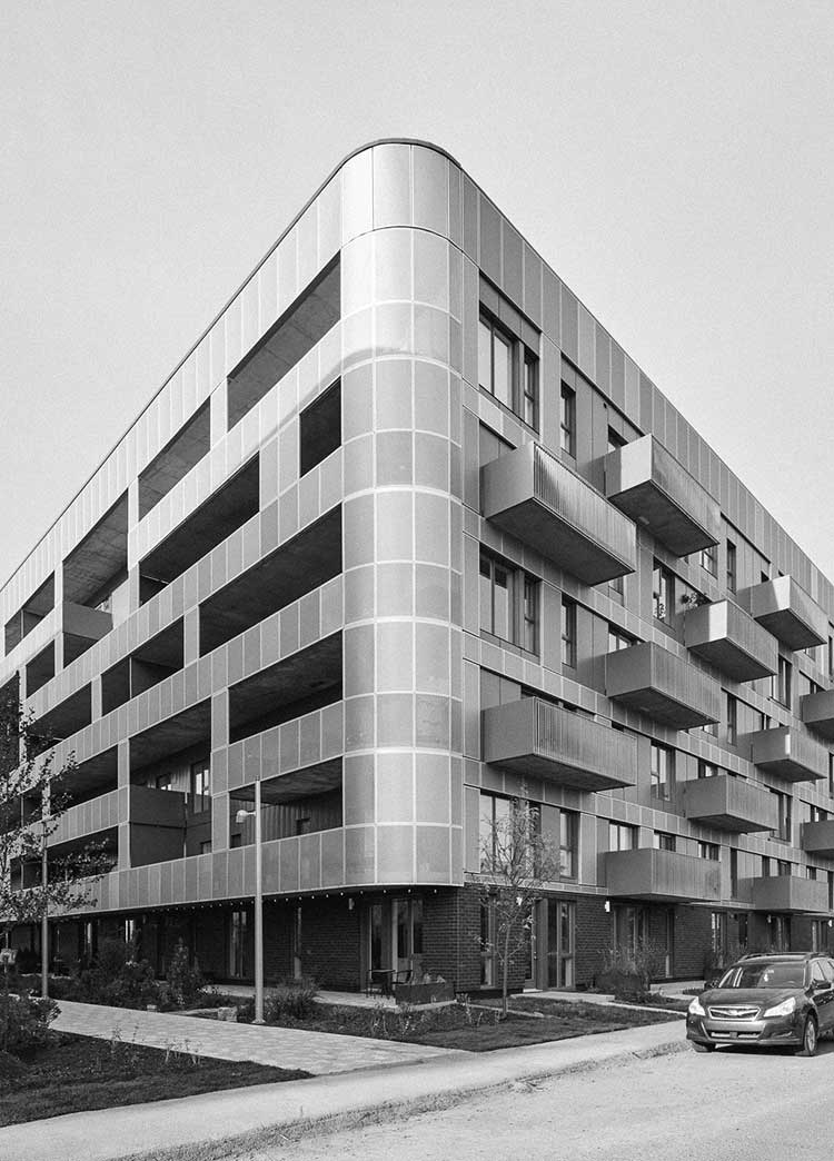 Paquette Électrique, réalisation, secteur résidentiel lourd, bâtiment moderne avec balcons, situé à la Cité Angus, Montréal.